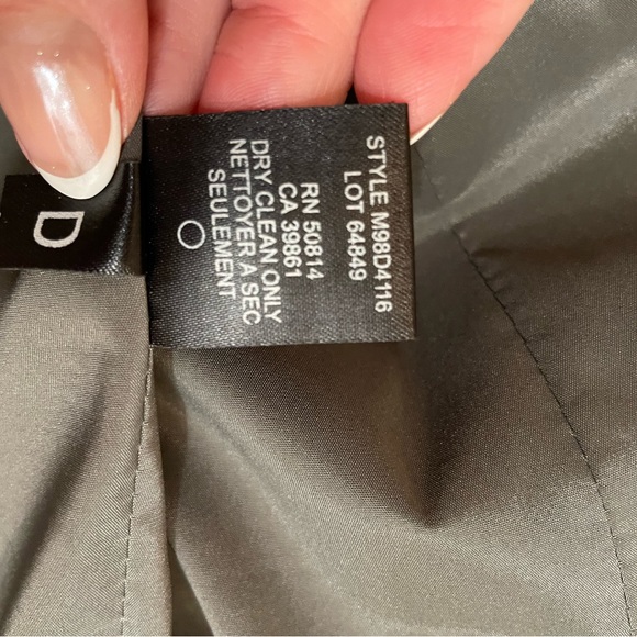 Tahari grey blazer.  Size 2.  Slim fit, classic and sharp. - Picture 4 of 4